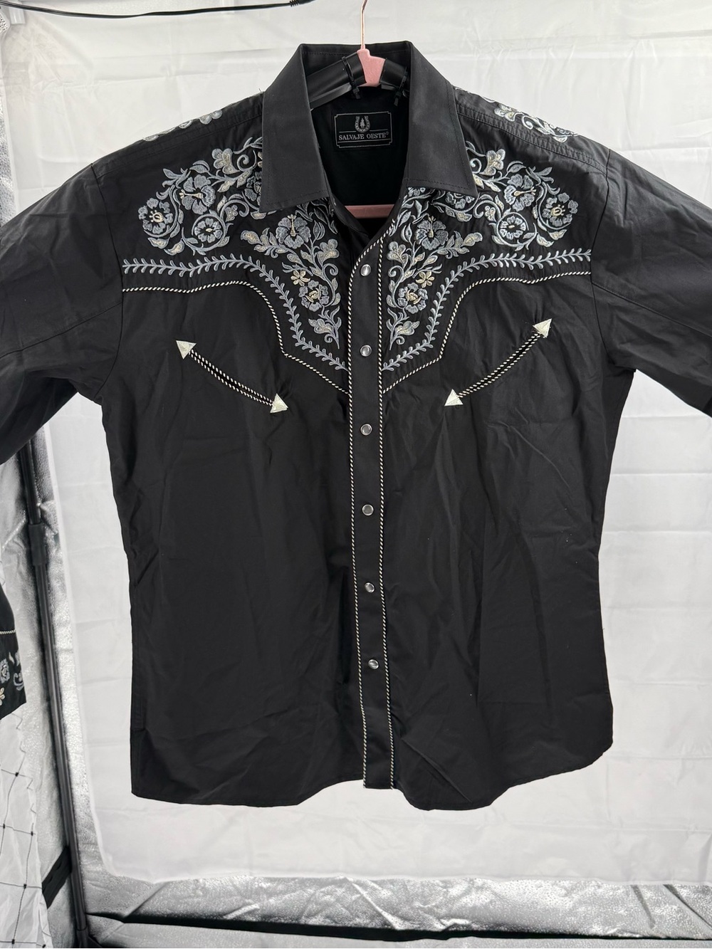 Salvaje Oeste Men's Floral Embroidered Long Sleeve Western Shirt with Pearl Snap